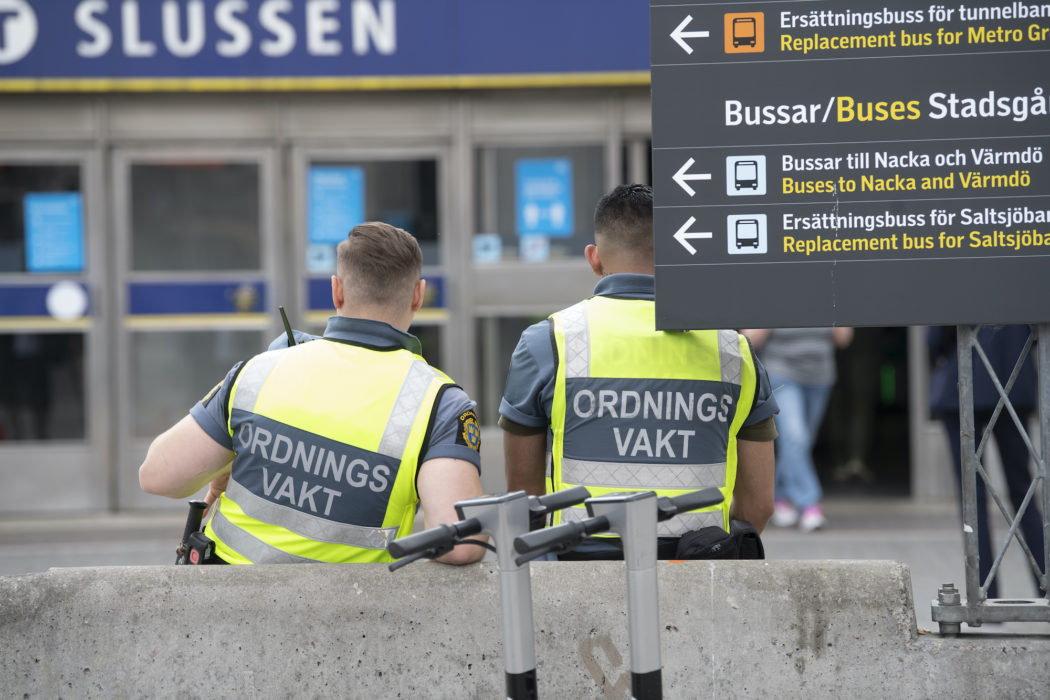  Ordningsvakter bevakar vid tunnelbanan vid Slussen i Stockholm.