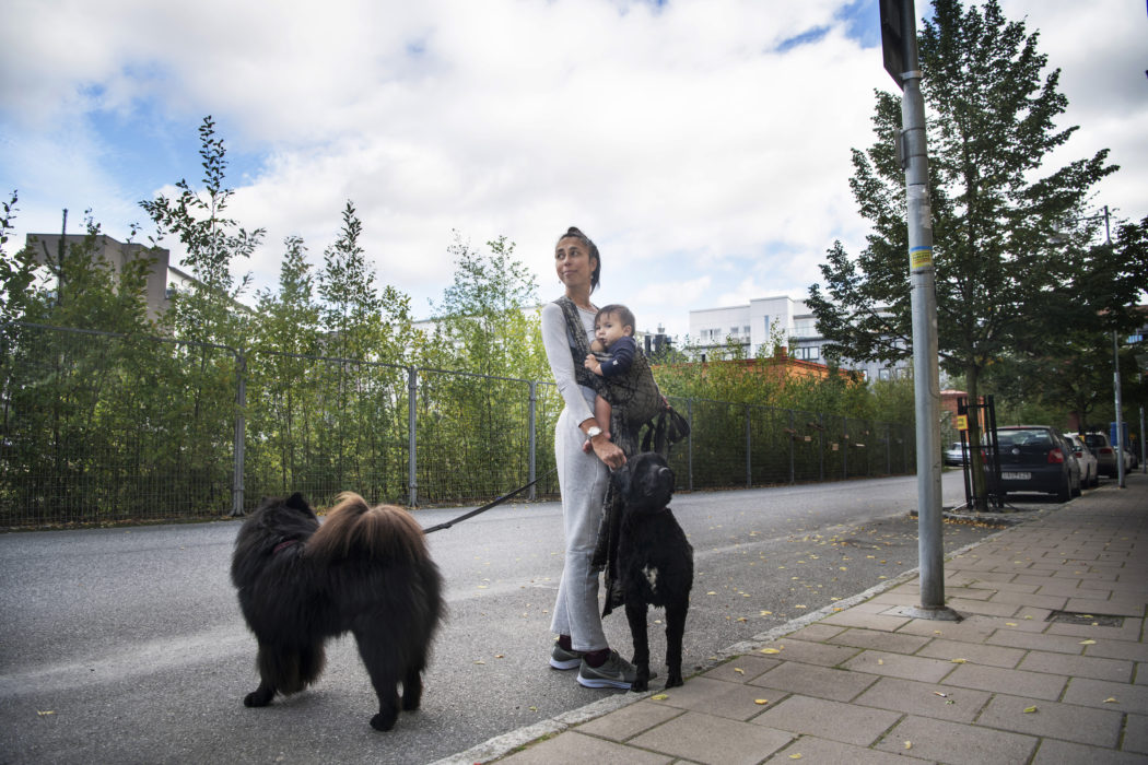 Vaya Perera ammar sin ettårige son.