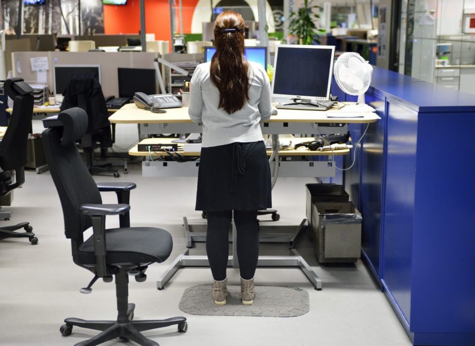 "Det är viktigt att arbetsgivare organiserar arbetet så att arbetstagare kan variera arbetsställningar och arbetsrörelser", säger Erna Zelmin generaldirektör på Arbetsmiljöverket.
