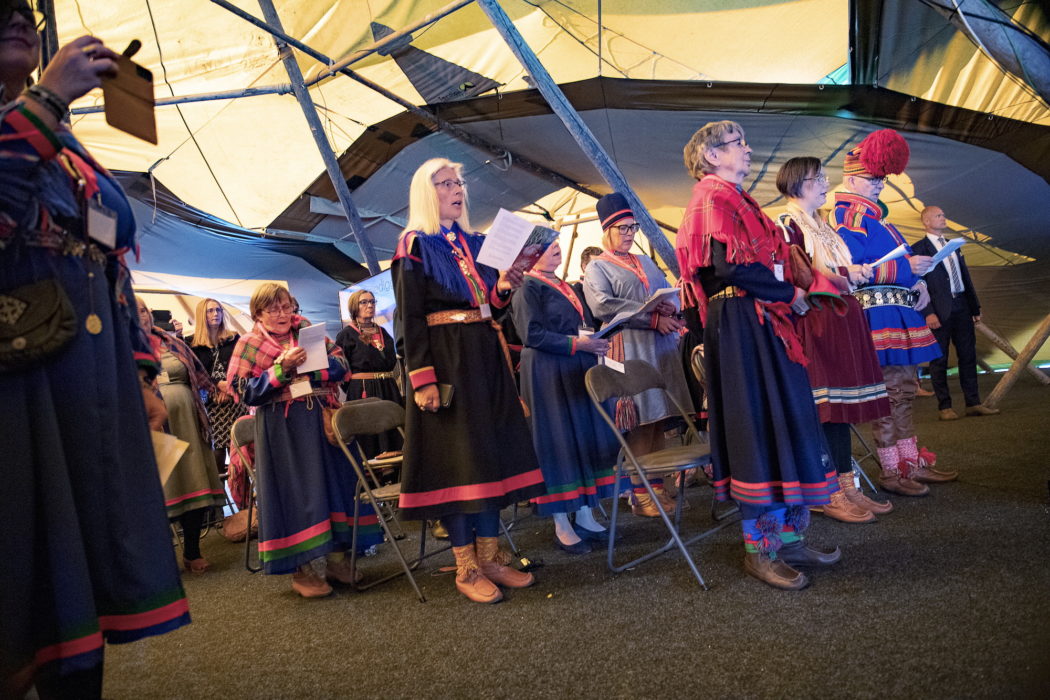 Regeringen har beslutat att inrätta en sanningskommission som bland annat ska granska den svenska statens övergrepp mot det samiska folket.