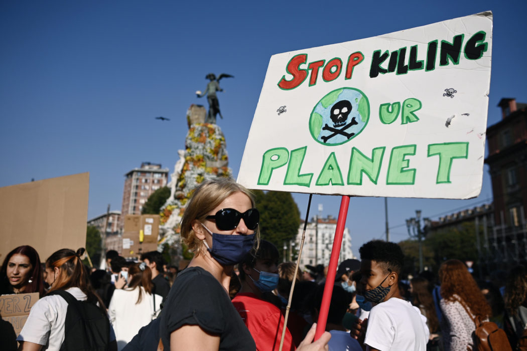 "Sluta döda vår planet", står det på ett av plakaten vid en klimatdemonstration i Turin i Italien i september.