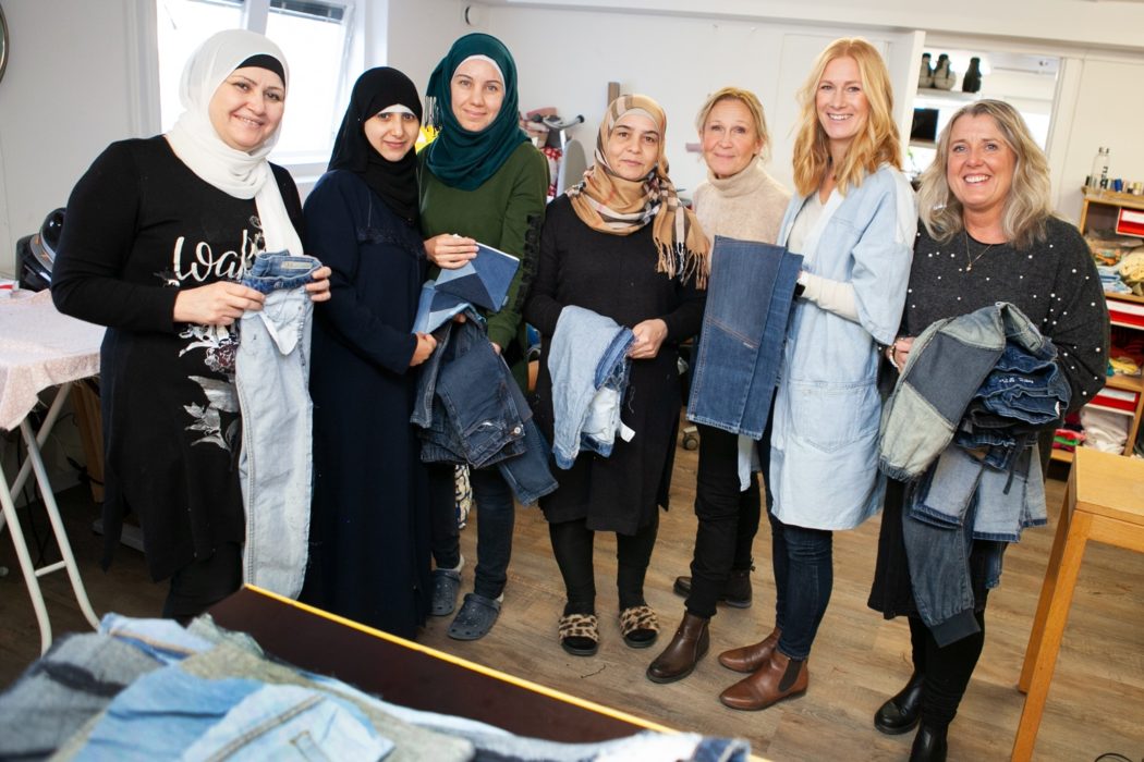 Representanter från företagen Wargön innovation, Yalla Mellerud och Nimble patch, som prisas för sitt samarbete kring att återvinna kläder.