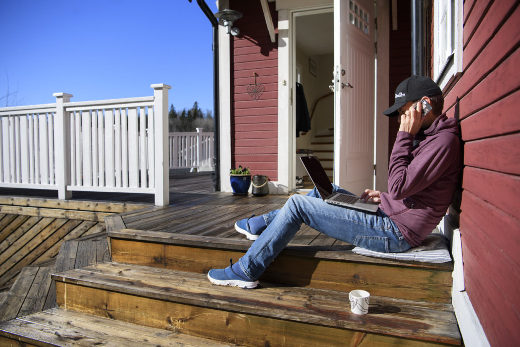 Fortfarande är många svenskar inte en del av det digitala samhället och den offentliga sektorn behöver ta ett ansvar för att inkludera fler, anser Linköpingsforskare.