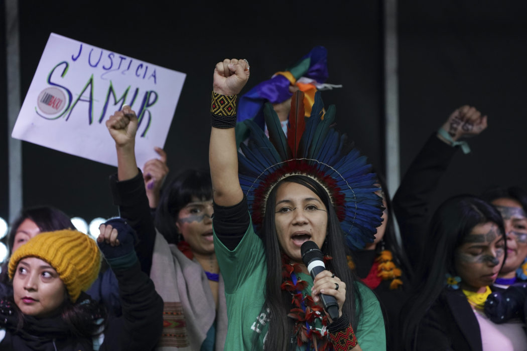Urfolk från Brasilien håller tal under en demonstration i samband med Cop26.
