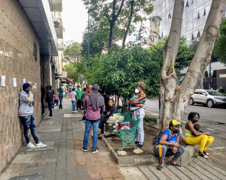 Tidigt varje morgon anländer nya migranter från Centralamerika, Haiti och Venezuela till detta kontor i Mexico City för att ansöka om uppehållstillstånd.