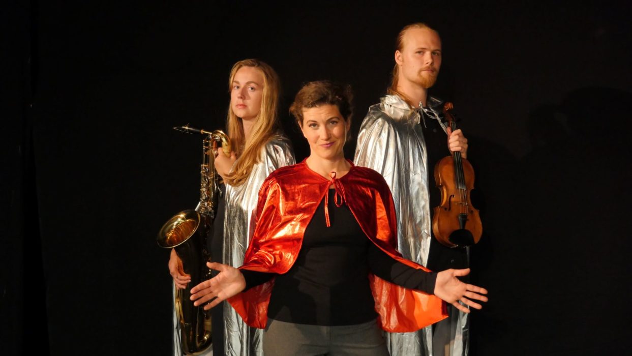 Teater K i Katrineholm sätter upp föreställningen Livskrisen – folkmusikterapi för en hotad art".