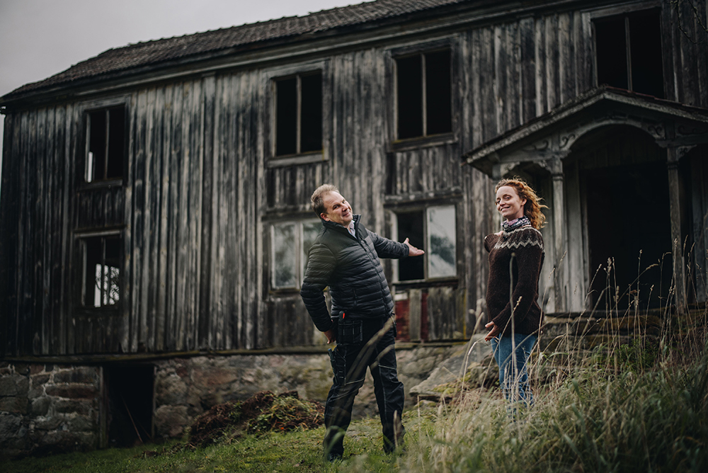 Är det här ett nytt hem åt någon? Det tror Robert Danielsson och Jennifer Erlandsson, som hjälper ägare till gamla hus att hitta köpare villiga att göra dem beboeliga igen.