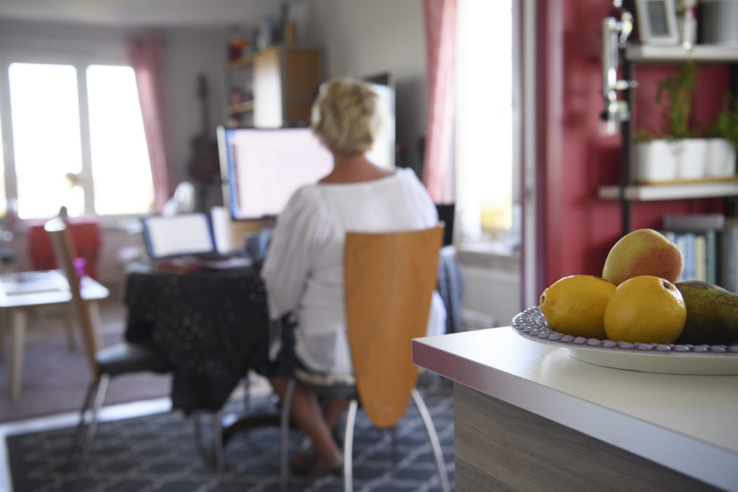  Fler kvinnor än män vill arbeta hemifrån även efter pandemin, visar en undersökning.