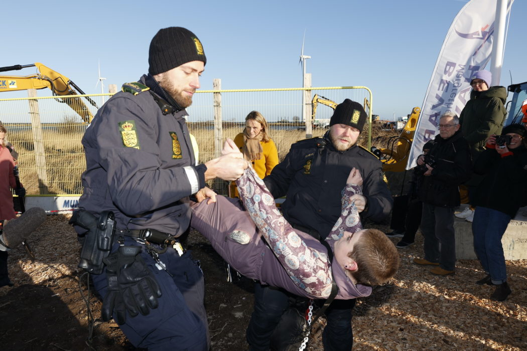 Demonstranter var på plats när första spadtaget skulle tas för den konstgjorda ön Lynetteholm i Köpenhamn.