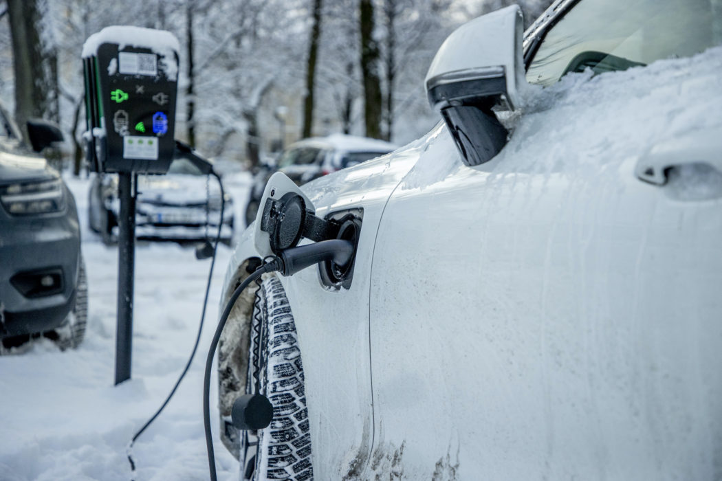 Elfordonen har blivit allt fler senaste åren, men det finns fortfarande en utmaning i att de förnyelsebara energikällorna inte alltid levererar el när den behövs som mest.