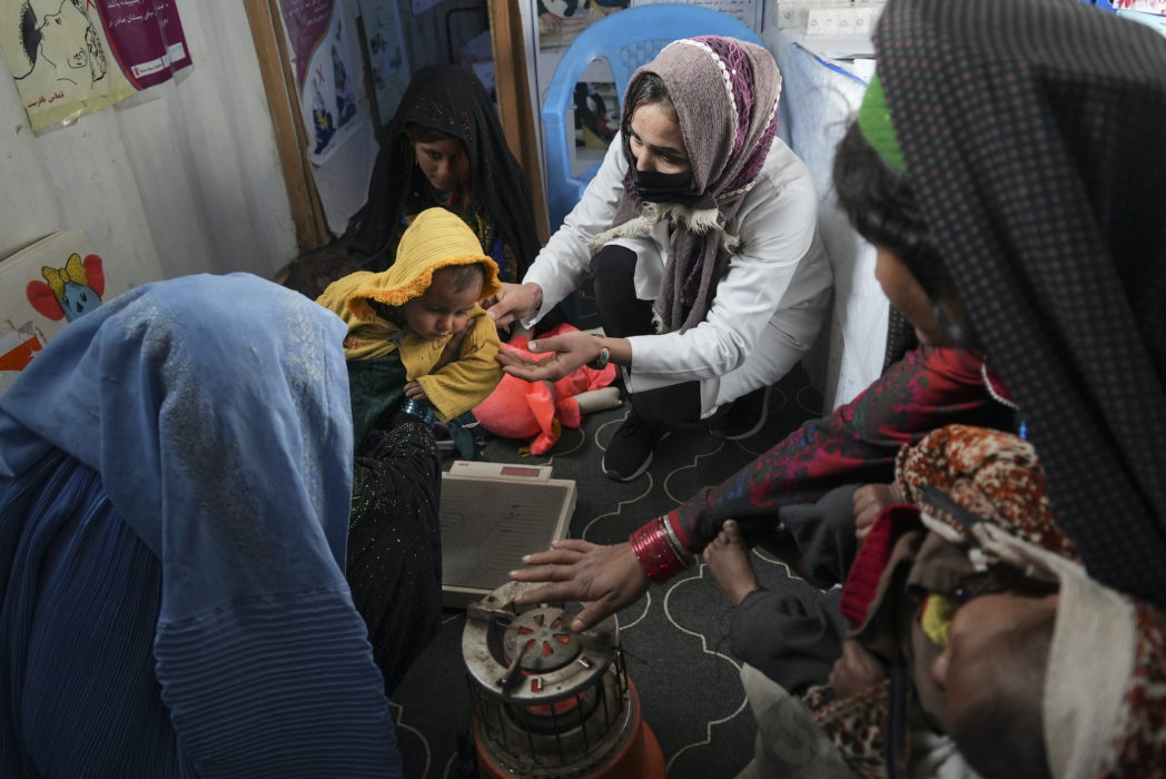En sjuksköterska kontrollerar vikten på ett barn på en provisorisk vårdcentral nära staden Herat i nordvästra Afghanistan.