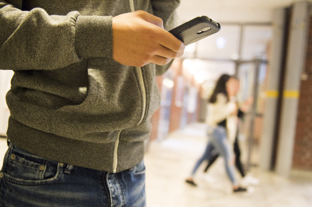 Pojkar lägger ofta ansvaret på tjejer när de utsätts för påtryckningar och skickar bilder trots att de inte vill, enligt ny rapport från barnrättsorganisationen Ecpat.