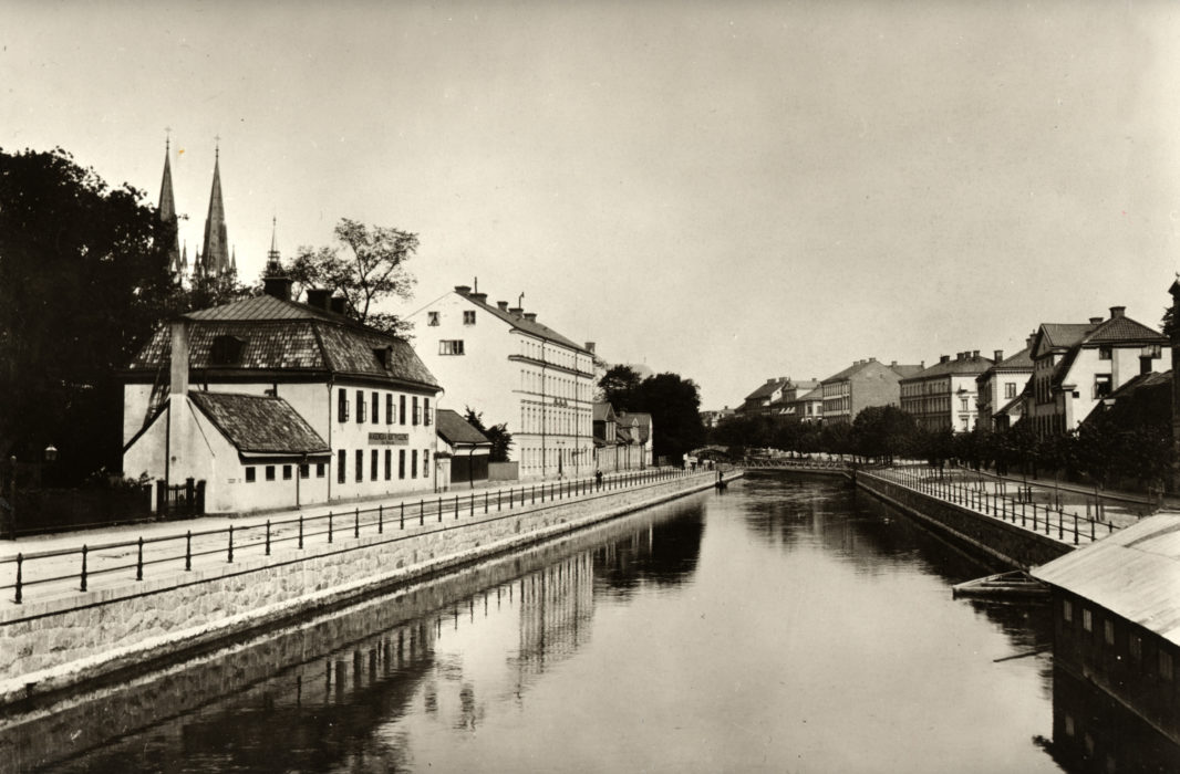 Västra Ågatan 24 (närmast till vänster i bild), Uppsala.