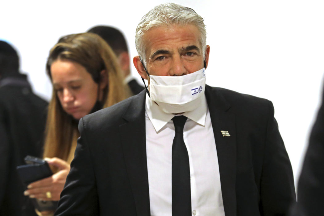  Israels utrikesminister Yair Lapid tillbakavisar Amnestys rapport, som klassar Israels behandling av palestinier som "apartheid".
