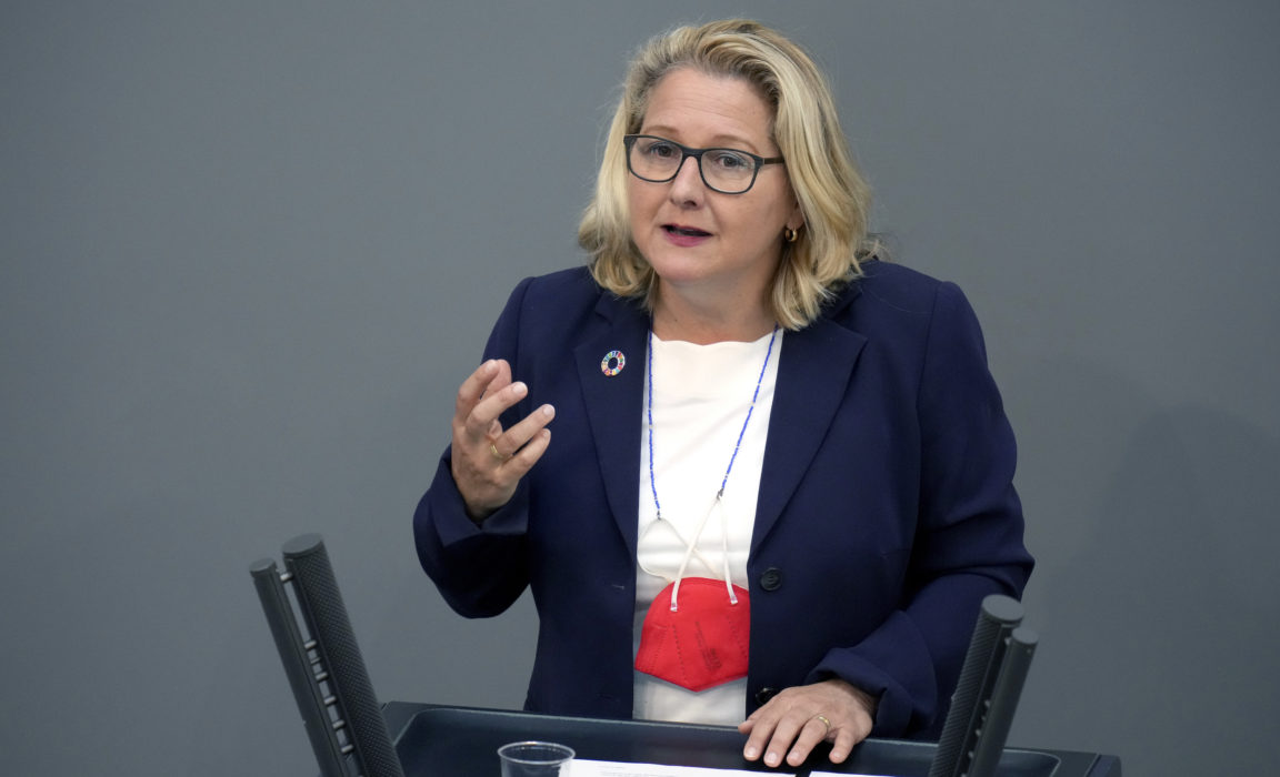 Tysklands klimat- och biståndsminister anser att det behövs stora satsningar för att alla barn ska få möjlighet att gå i skolan.