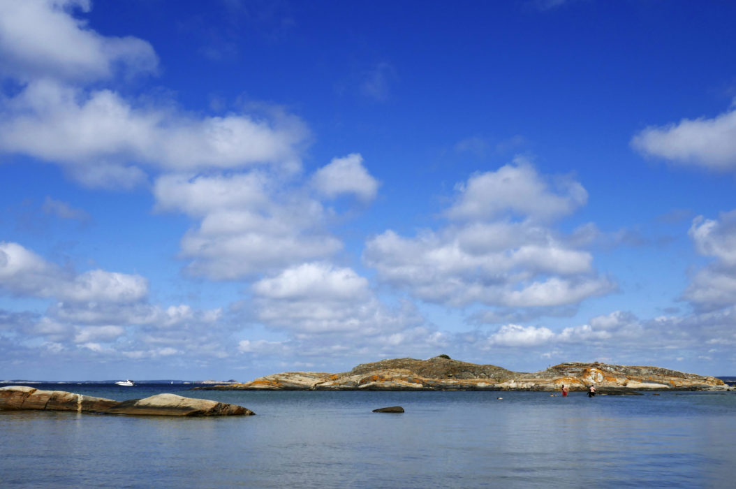Bild: vaberg med badende i sjøen på Syd-Koster i Bohuslän i Sverige.