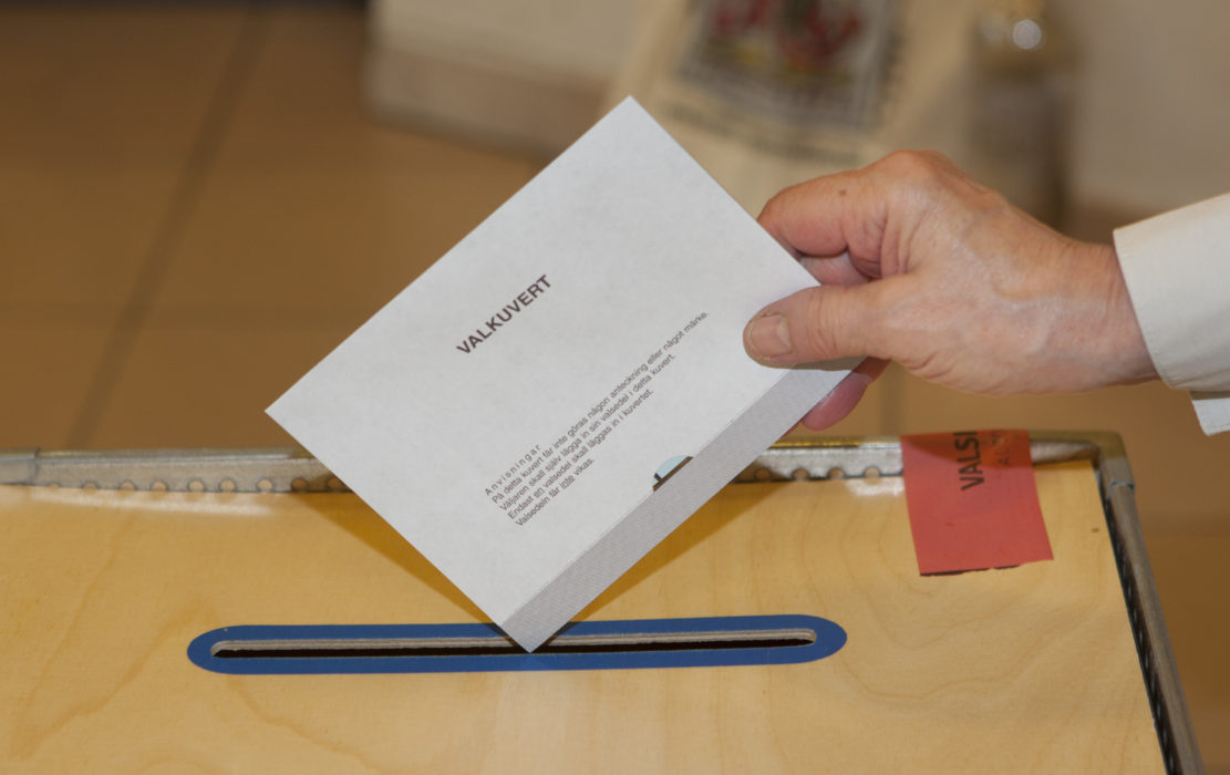 Ny forskning föreslår att politisk demokrati kan kompletteras med ekonomisk demokrati på företag, så att anställda kan påverka de beslut som tas.