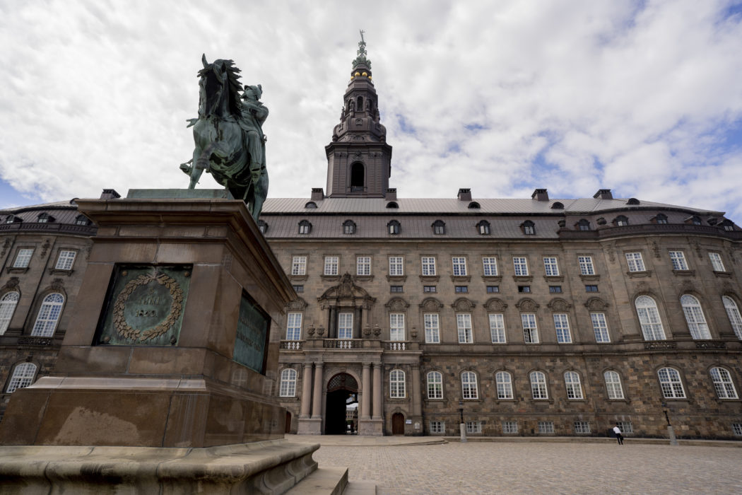 Den danska S-regeringen pressas i migrationsfrågan av sina stödpartier.
