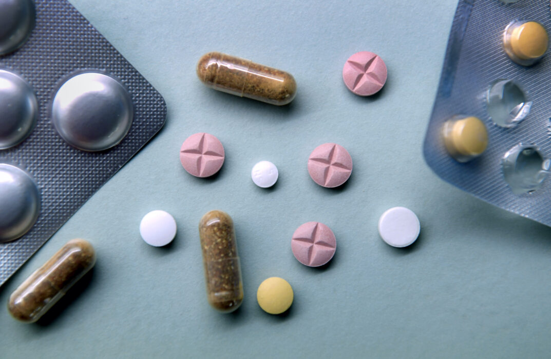 Läkemedelsrester från bland annat antibiotika och antihistaminer har upptäckts i insekter i Fyrisån i Uppsala.