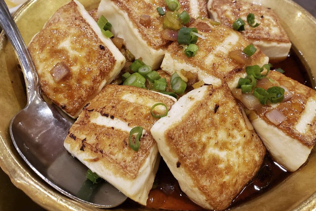 Tofu har mycket lägre klimatavtryck än kött, om du dessutom vill minska transporterna kan du göra den själv.