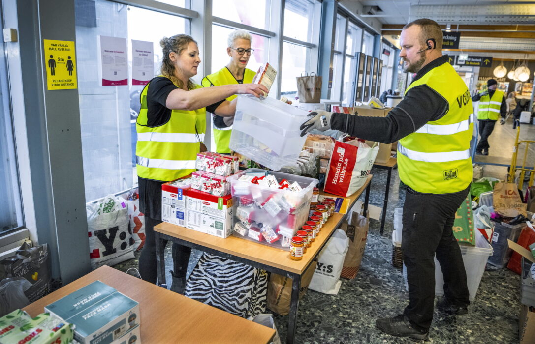 Volontärerna Emma Solander, Birgitta Welander och Thomas Odeltorp bullar upp på "babybordet" i ankomsthallen i väntan på att dagens Polenfärja ska lägga till.