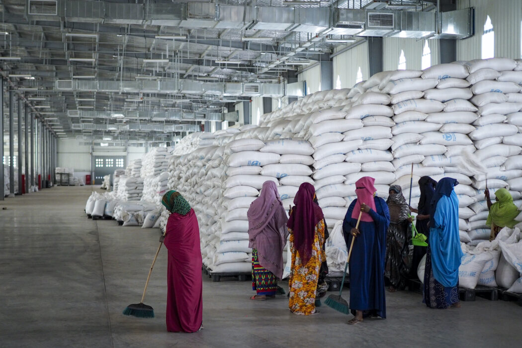 Mat öronmärkt till Tigray- och Afarregionerna i ett WFP-lager i Semetera i Afar i Etiopien.