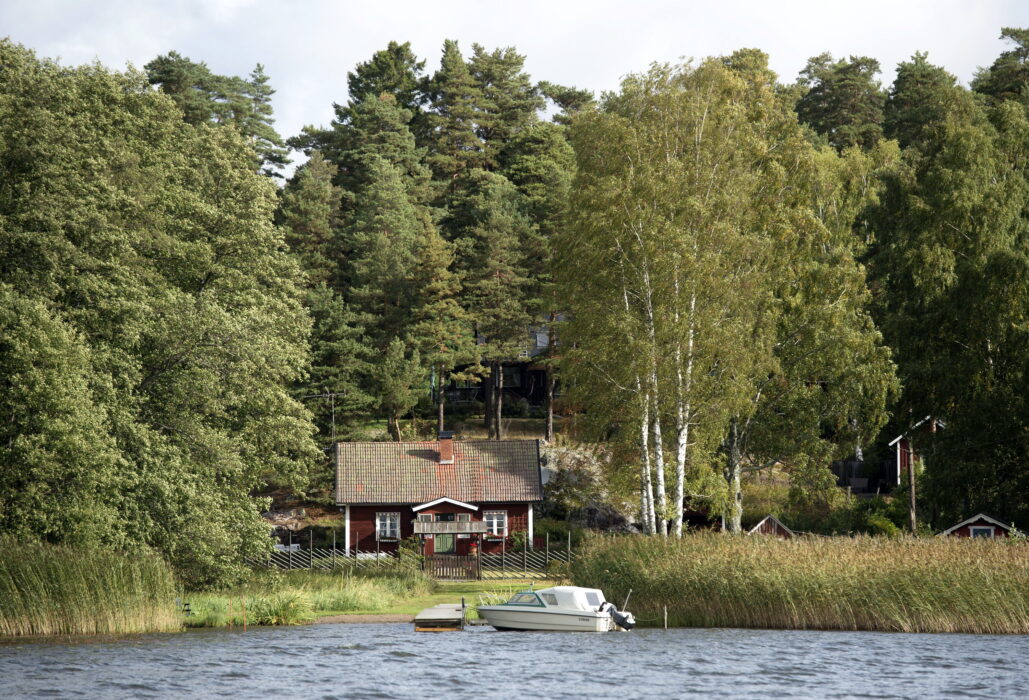 Reglerna lättas för att bygga strandnära - åtminstone vid mindre sjöar och vattendrag på landsbygden.