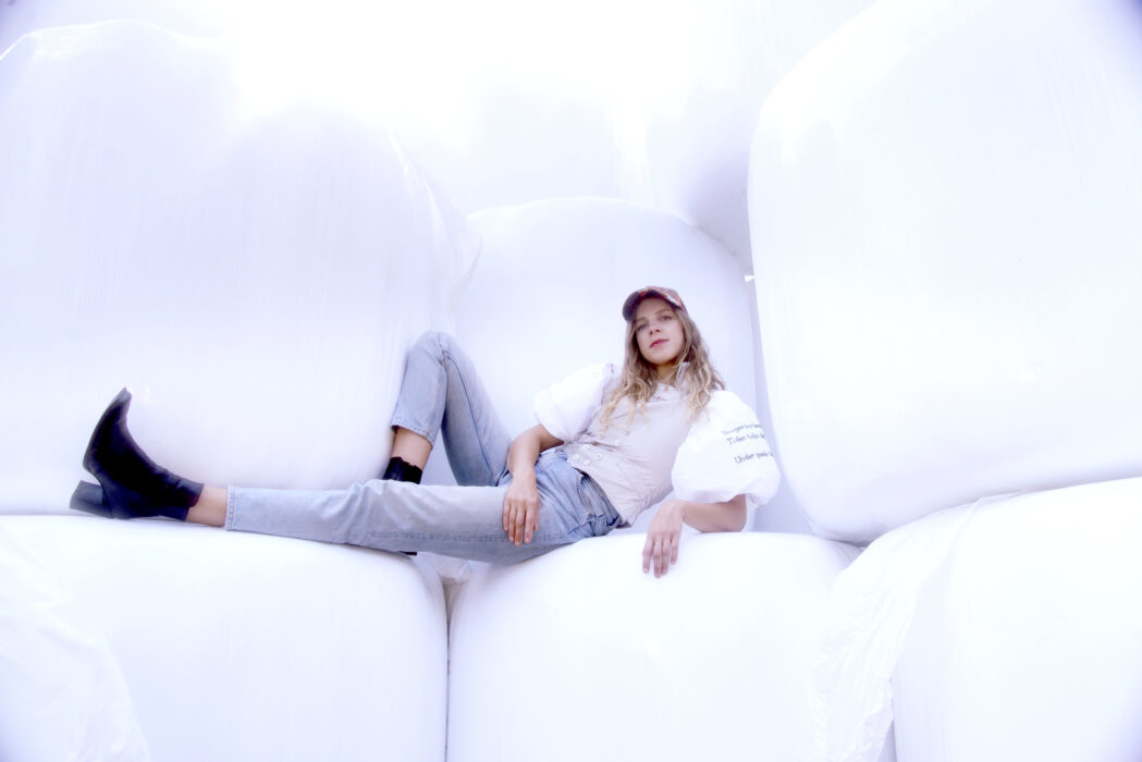 Samantha Ohlanders debuterar som soloartist med skivan Landsbygdsupproret den 25 mars.