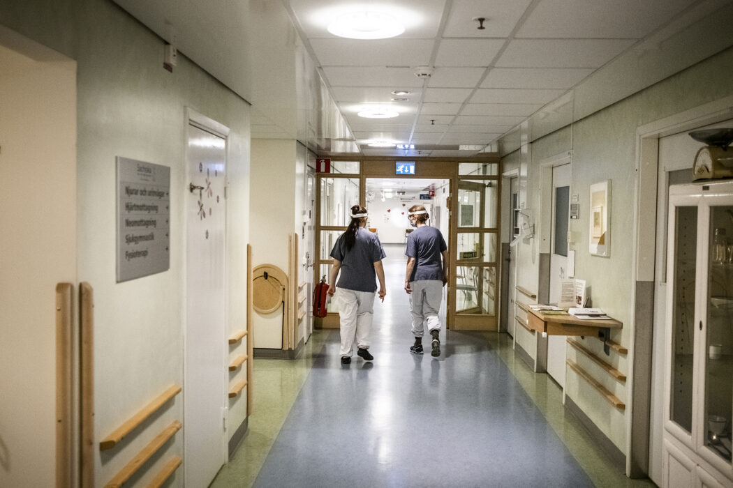 Vårdpersonal kräver att en kriskommission ser över arbetsmiljön inom vården.