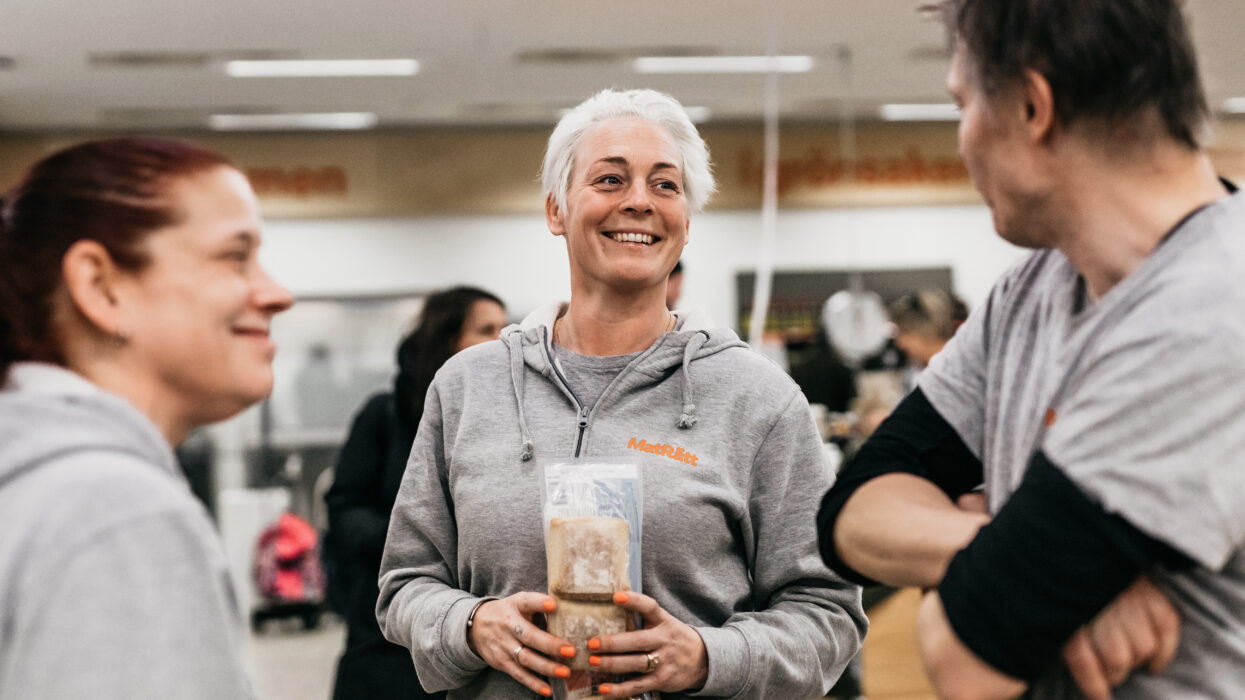 Ida-Lina Frisell Aasland med medarbetare i Räddningsmissionens ny Maträtt-butik.