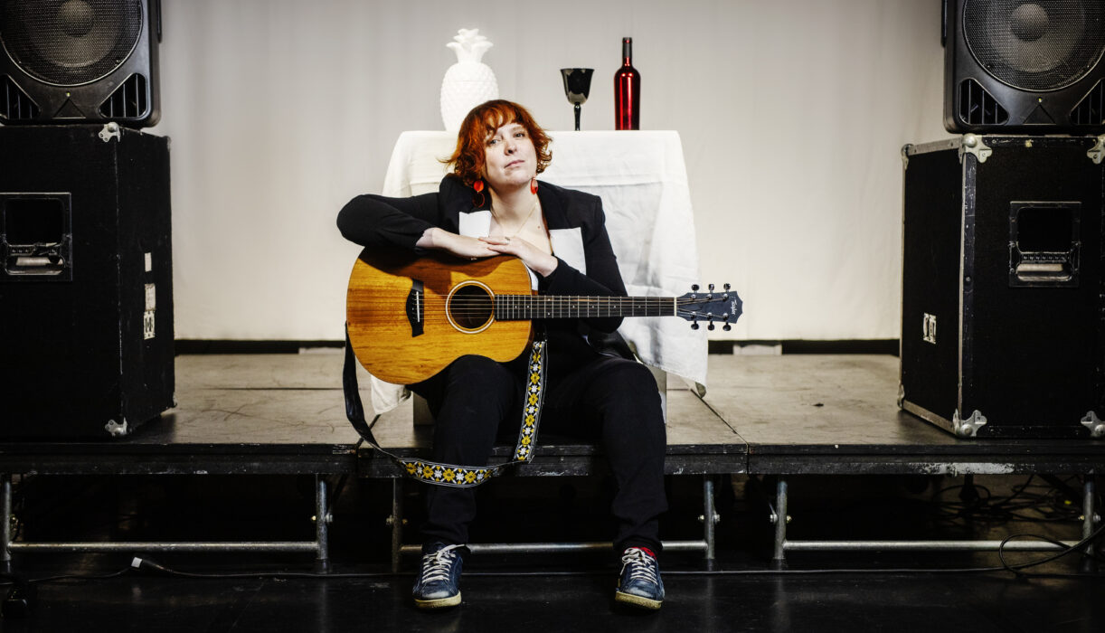 Stina Künstlicher albumdebuterar på fredag med ett konceptalbum om hur det är att jobba i den slitiga, men också fantastiska, restaurangbranschen.