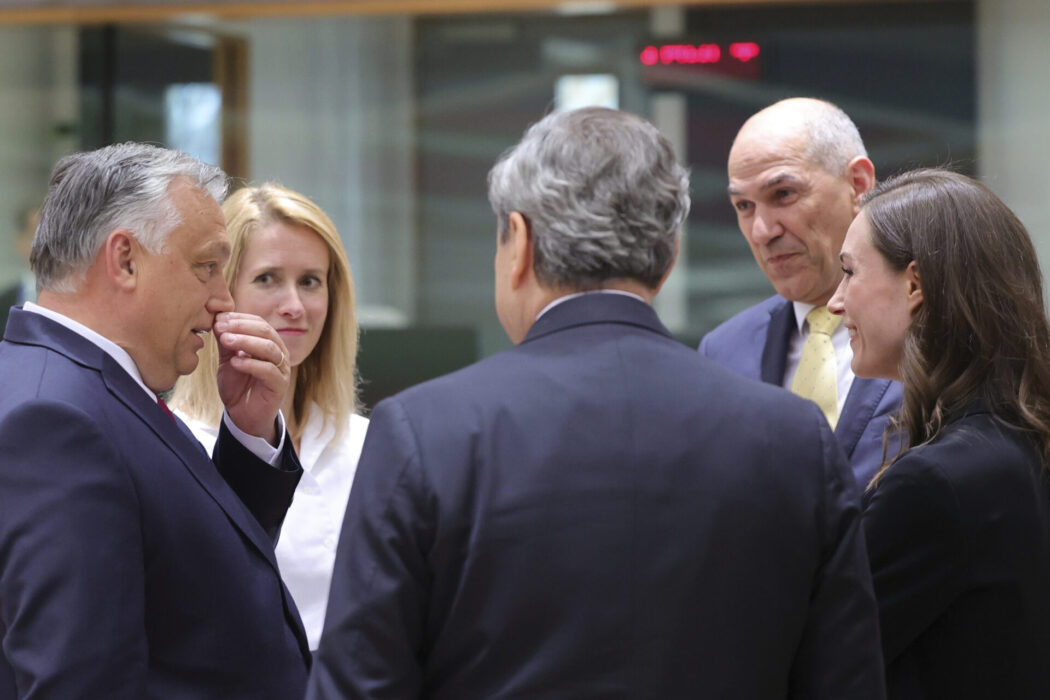Ungerns premiärminister Viktor Orbán, Estonias dito Kaja Kallas, Italiens premiärminister Mario Draghi, Sloveniens Janez Jansa och Finlands premiärminister Sanna Marin under EU-toppmötet.