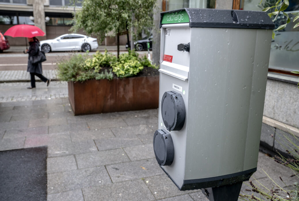 Det ska nu bli enklare att ladda sin elbil i vilken laddstolpe som helst, oavsett vilken operatör som driver den.