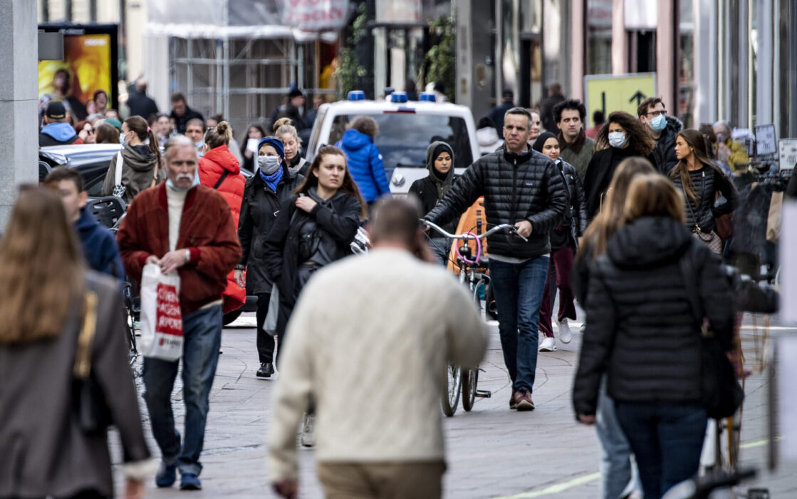 Populärt stadsvimmel på Ströget i centrala Köpenhamn.