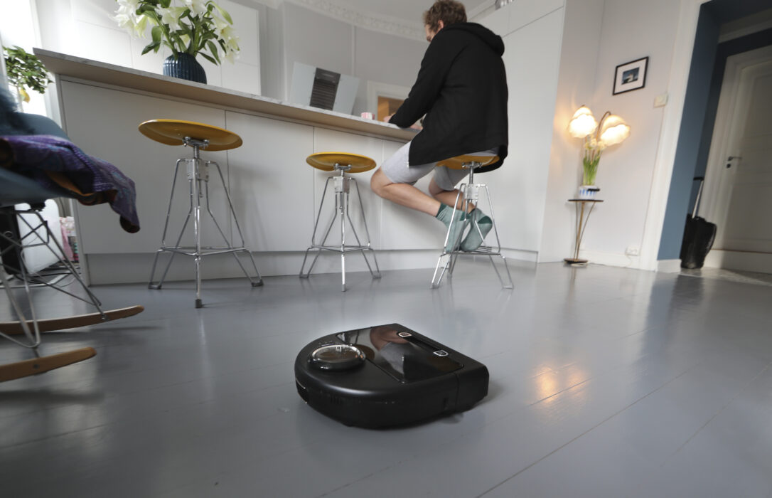  När känner sig människor trygga med att ha artificiell intelligens eller en robot omkring sig? Kontroll och förutsägbarhet är två viktiga komponenter, enligt forskare.