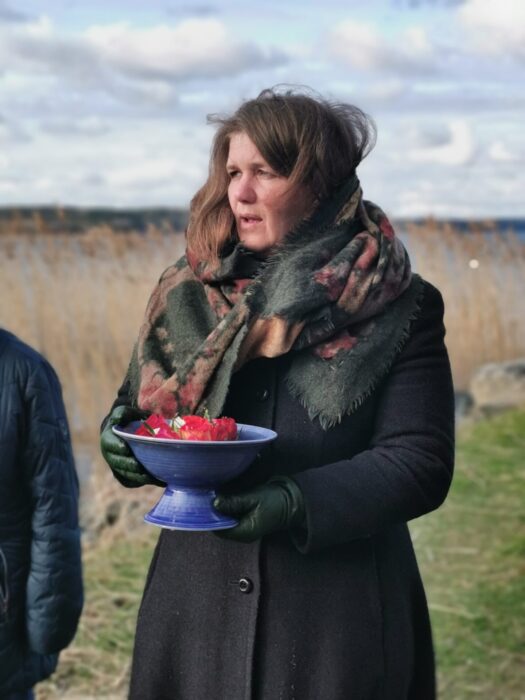 Madeleine Söderström är en av 22 kvinnor från Europa som i helgen diskuterar betydelsen av omsorg om liv och relationer i Ytterjärna.