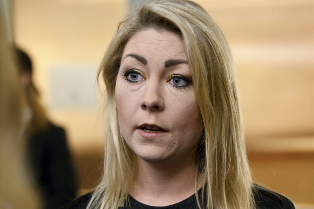 Maria Ferm (MP) vill att KU granskar regeringens agerande när det gäller de stora avräkningarna som beordrats i biståndet för att betala för flyktingmottagande i Sverige.