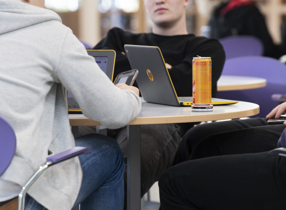 Informella samarbeten mellan elever via chattar och skolkonton gör det svårare för lärare att göra rätt bedömningar.