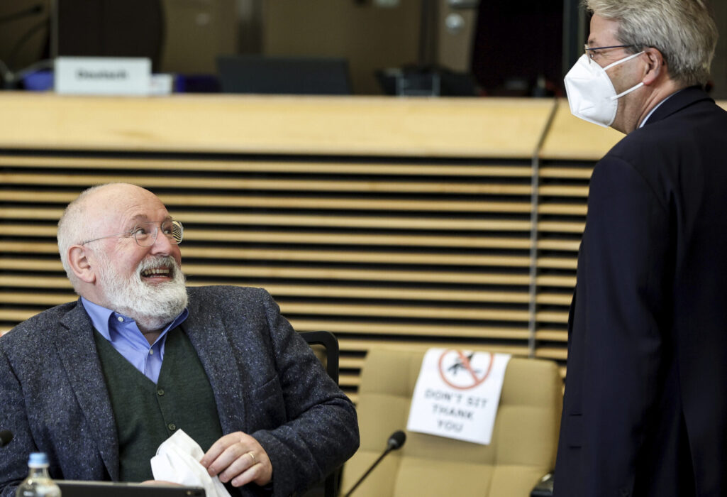 EU:s klimatansvarige vicekommissionär Frans Timmermans i samspråk med ekonomikommissionären Paolo Gentiloni.
