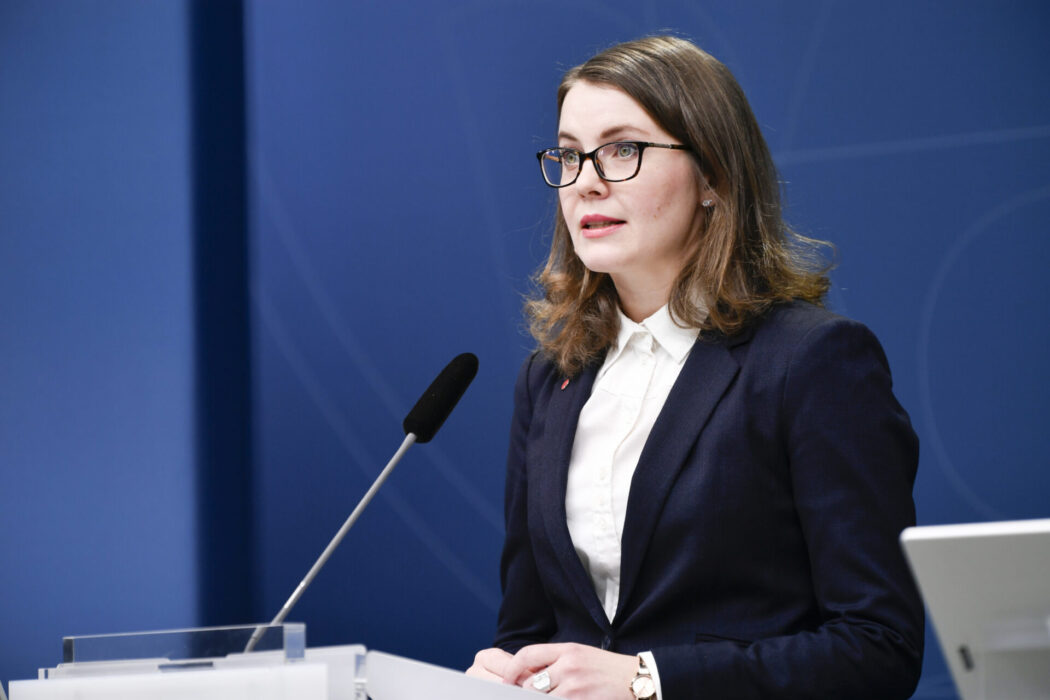 Enligt civilminister Ida Karkiainen har ett flertal kommuner vittnat om problemet att socialt utsatta personer flyttar från rika kommuner till kommuner på landsbygden.