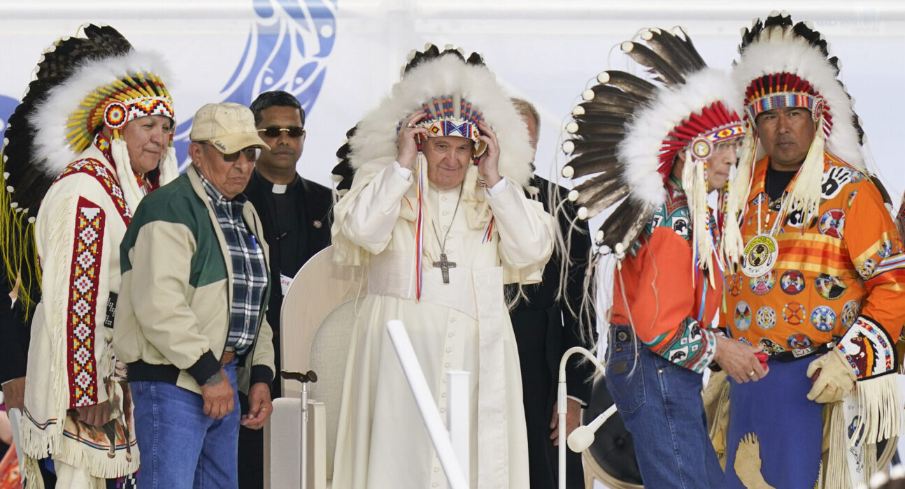 Påve Franciskus visar sitt medlidande med folkgrupper i Kanada som utsatts för övergrepp utförda av katolska kyrkans representanter.