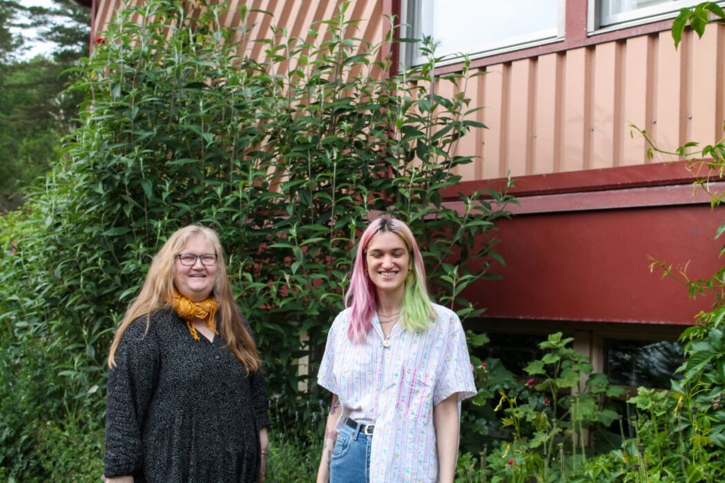 Monika Jönsson och hennes dotter Elin utanför kollektivhuset Trädet i Kortedala, Göteborg.