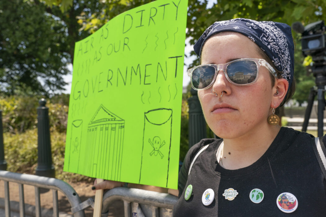 En kvinna i Washington demonstrerar mot Högsta domstolens beslut.
