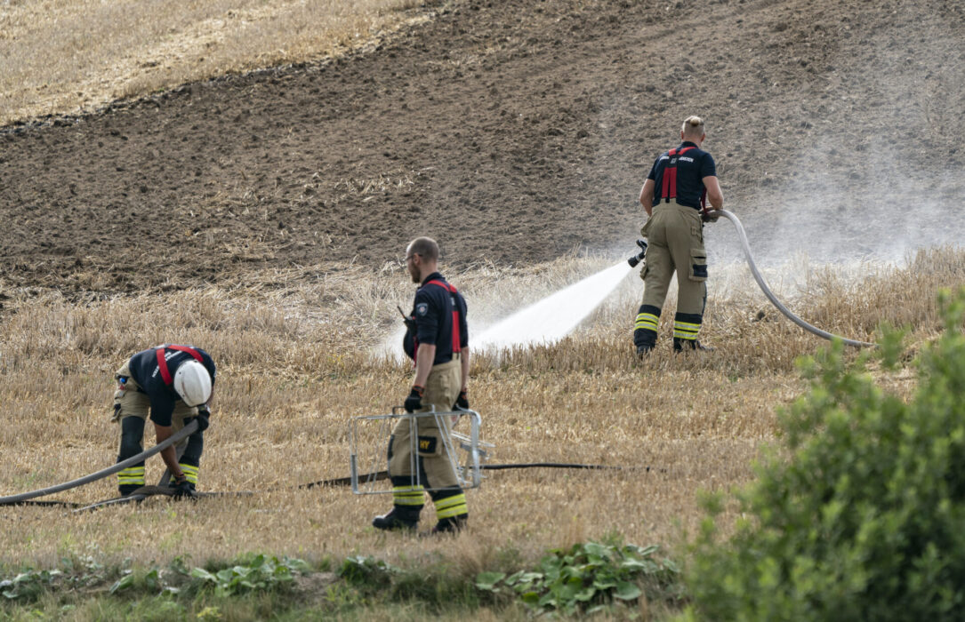 Räddningstjänsten under släckningen av en gräsbrand i södra Sverige förra sommaren.