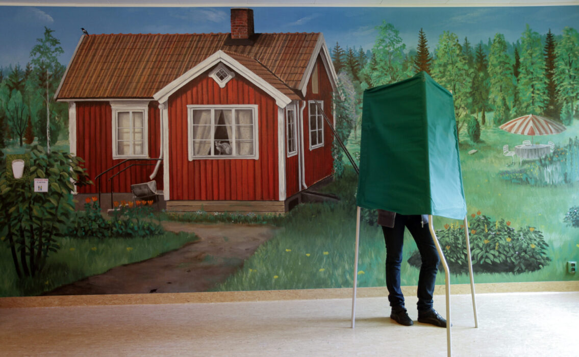 Bara en person åt gången får lov att ställa sig bakom skärmen.