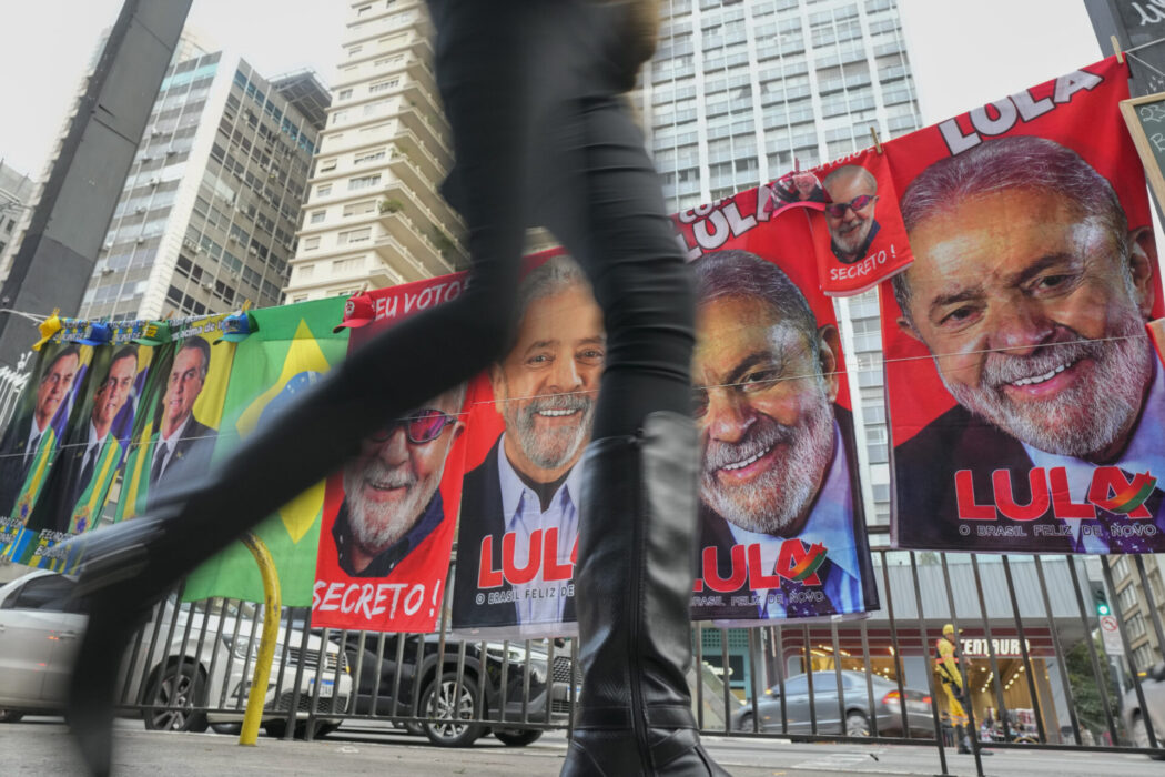 Handdukar med bilder på den nuvarande presidenten Jair Bolsonaro och utmanaren Luiz Inácio Lula da Silva vid Avenida Paulista i São Paulo.