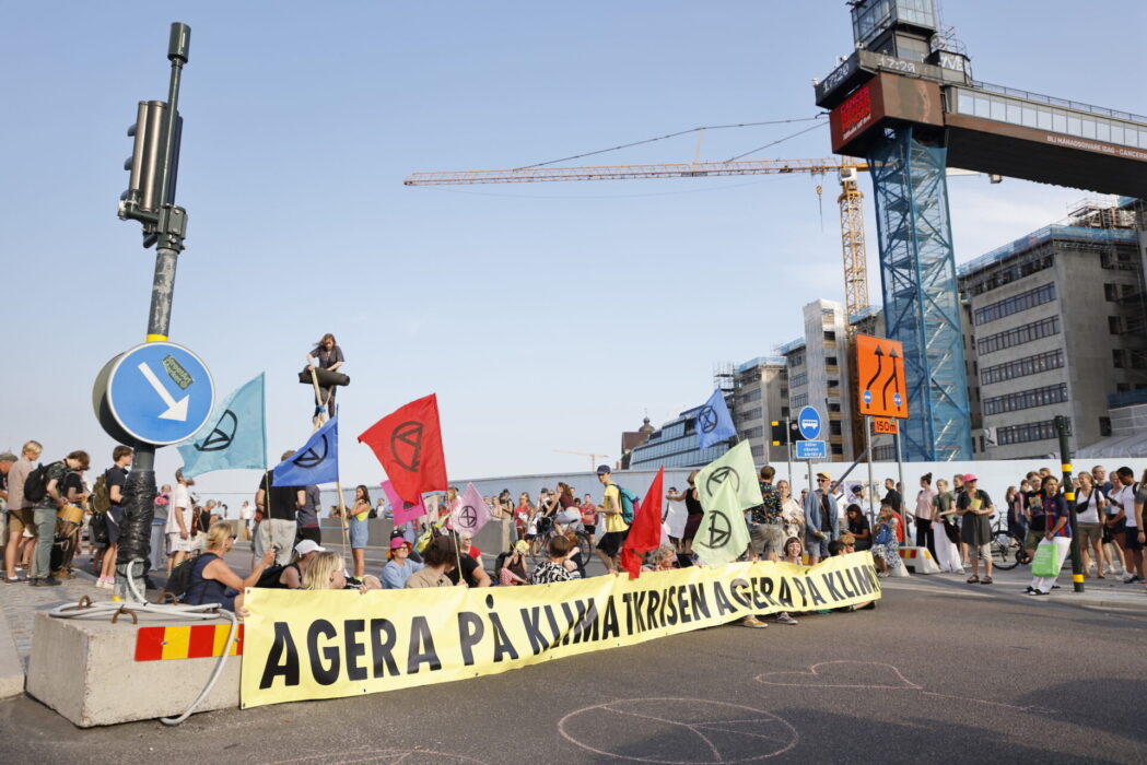 Aktivister från Extinction Rebellion har upprättat en vägspärr vid Slussen.