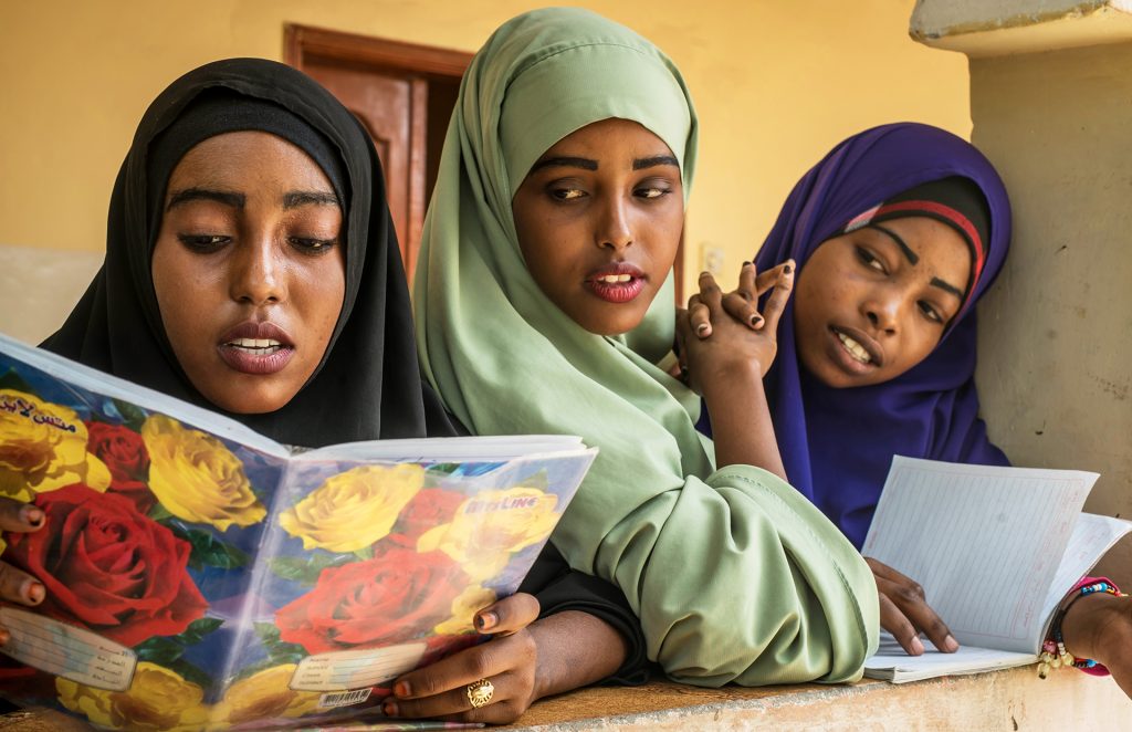Årets Right Livelihood-pris delas av fyra gräsrotsorganisationer som arbetar i Somalia, Uganda, Ukraina och Venezuela.