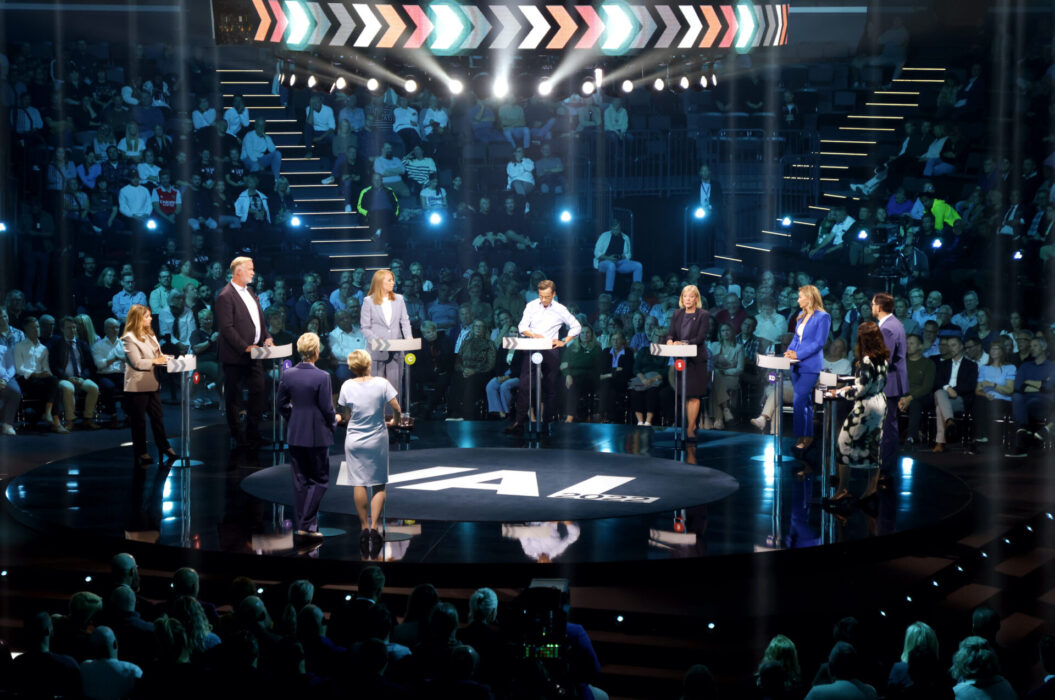 Från vänster: Nooshi Dadgostar (V), Johan Pehrson (L), Annie Lööf (C), Ulf Kristersson (M), Magdalena Andersson (S), Ebba Busch (KD), Ulf Kristersson (M) och Märta Stenevi (MP) under TV4:s partiledardebatt.