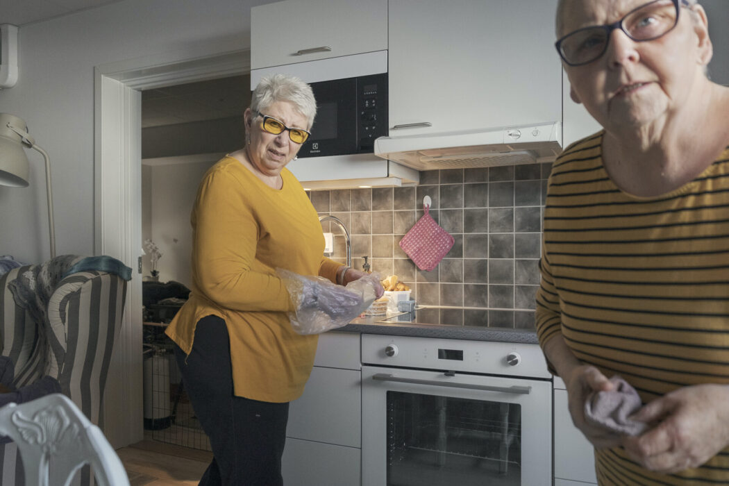 Väninnorna Birgitta och Lena som drömmer om ett liv tillsammans i en husbil är en av bildserierna som visas i Dokumentärfotosalongens utställning på temat "fortsättning följer" på Arbetets museum i Noorköping.
